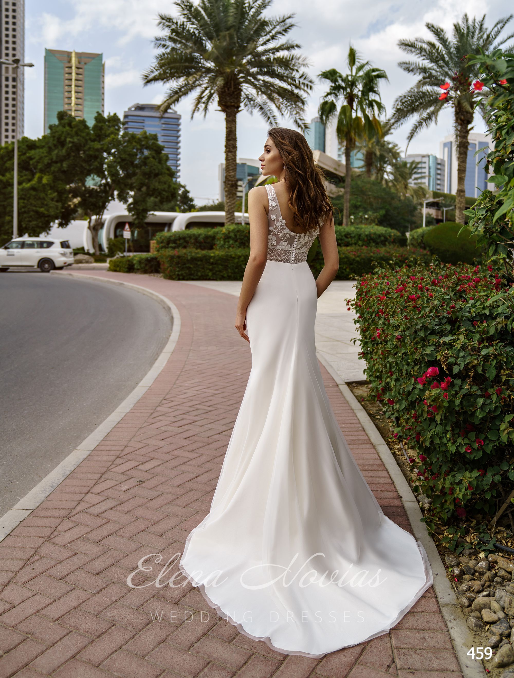 Красивое прямое свадебное платье со шлейфом от Elena Novias
